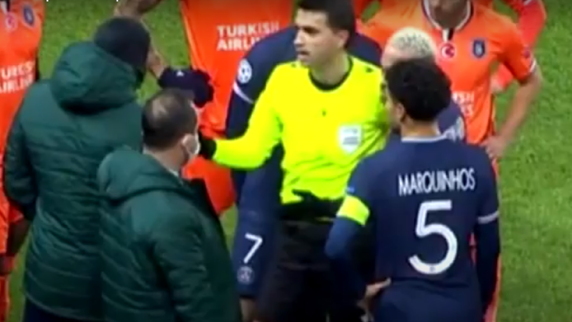 Suspenden PSG vs Basaksehir en la Champions por insulto racista de árbitro