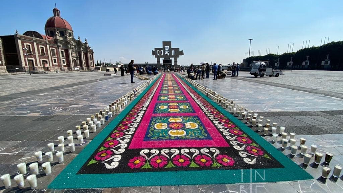Amanece vacía la Basílica de Guadalupe; festejan a la virgen con tapete monumental y veladoras - tapete-monumental-en-basilica-de-guadalupe-por-dia-de-la-virgen