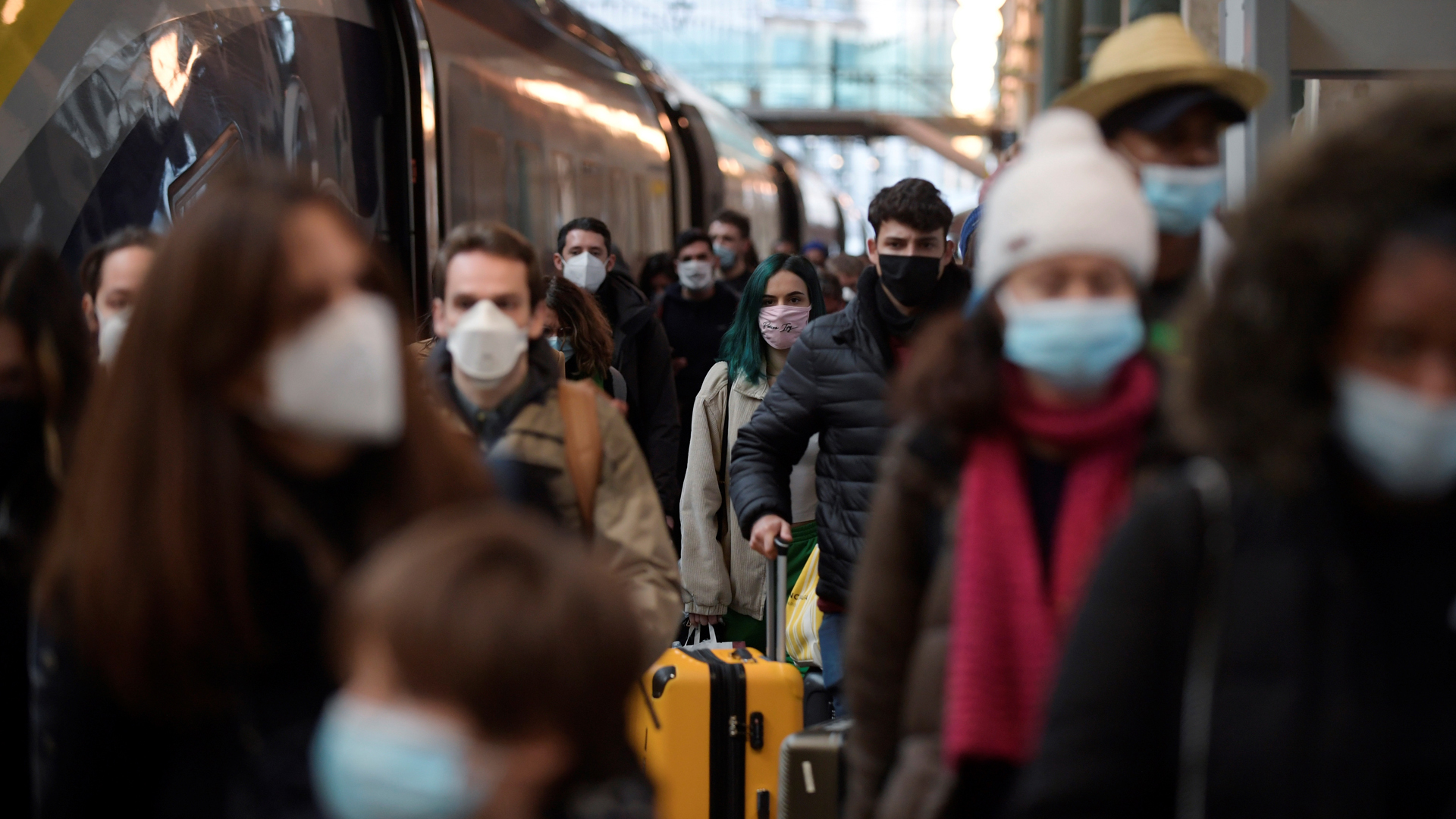 Francia amplía administración de tercera dosis a mayores de 40 años - terminal-ferrea-en-francia-durante-pandemia-de-covid-19