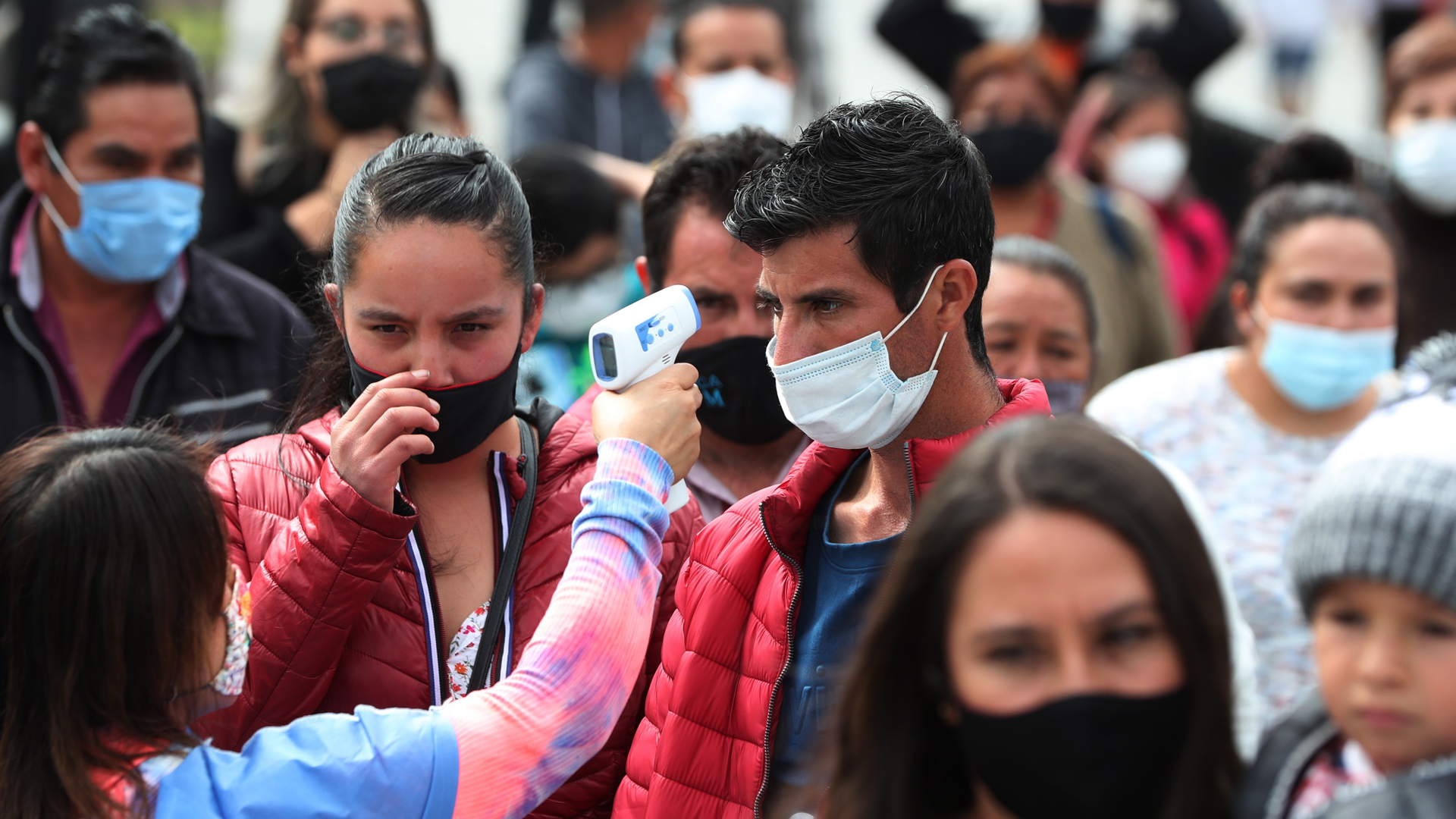 Mexicanos ultiman compras navideñas antes del cierre de comercios en la capital