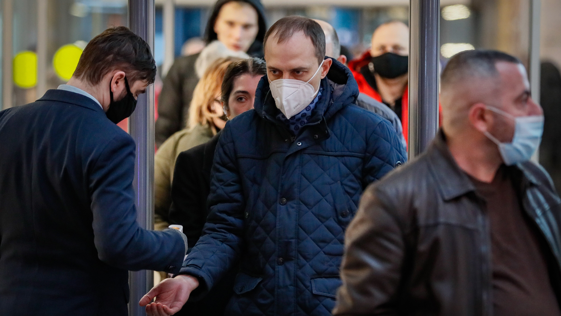 Reconoce OMS que pandemia trastornó al mundo pero resalta respuesta sanitaria histórica