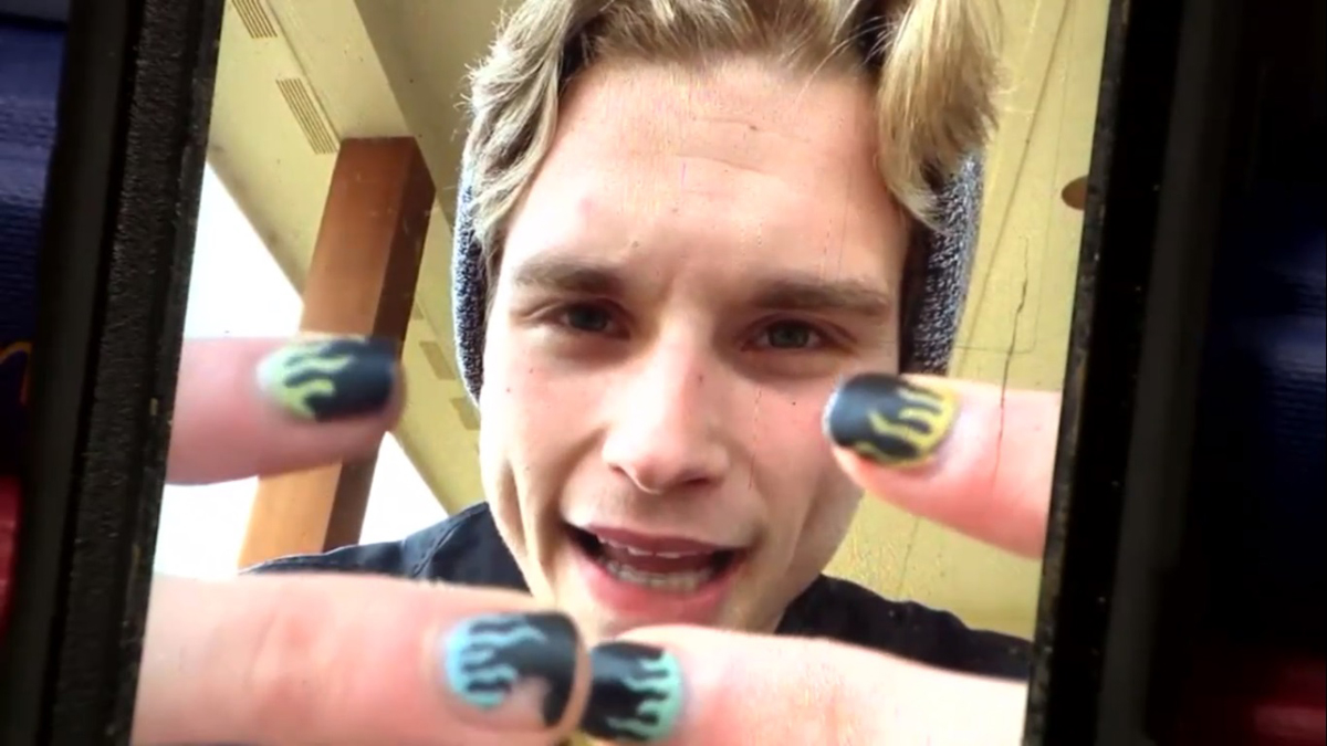 Joven suspendido de clases en EE.UU. por tener uñas pintadas recibe enorme apoyo