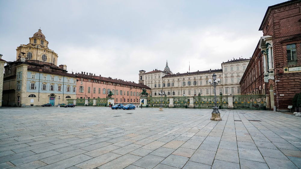 Italia llega a los dos millones de contagios por COVID-19 el día del cierre navideño