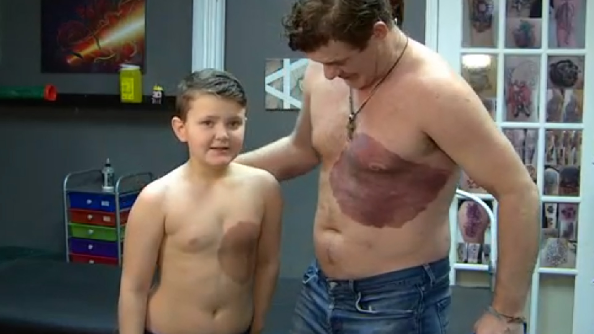 #VIDEO Padre se tatúa por su hijo marca de nacimiento que avergonzaba al menor