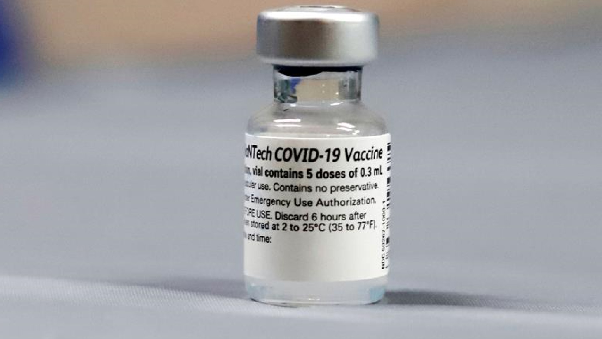 Médicos británicos piden reducir las semanas entre dosis de vacuna de Pfizer