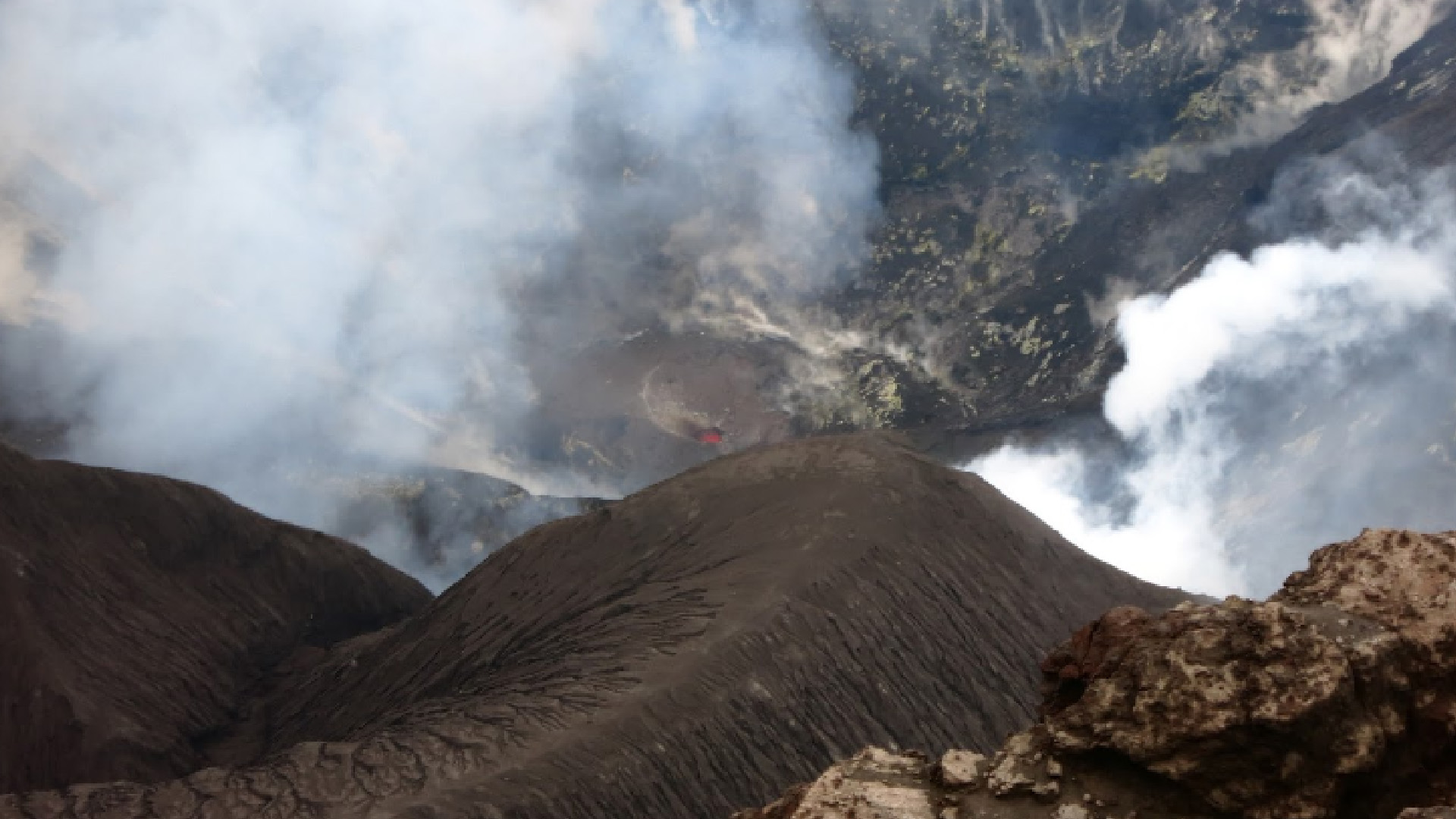 Isla del sudeste de Japón en alerta por erupción volcánica