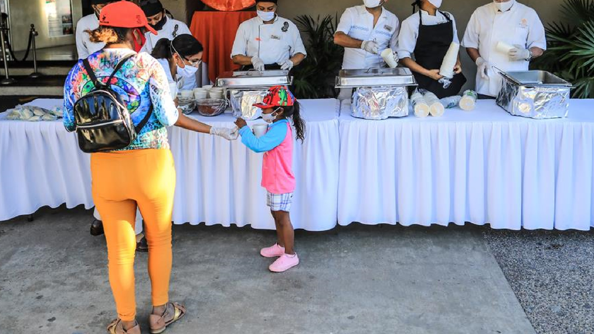 Trabajadores de hotel reparten cenas a personas de bajos recursos por Año Nuevo en Acapulco - unas-500-personas-de-bajos-recursos-disfrutaran-cena-para-recibir-ano-nuevo-foto