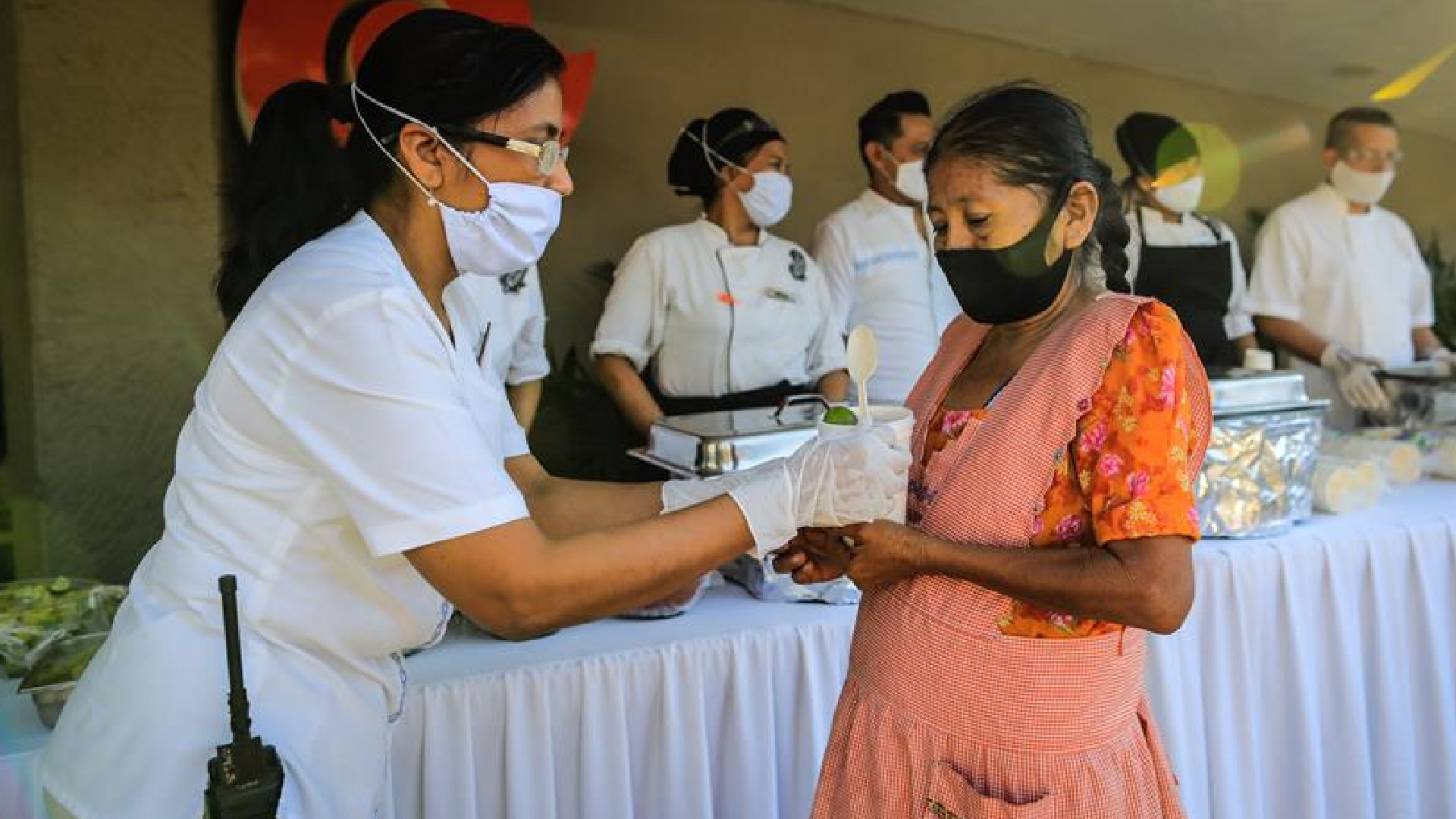 Trabajadores de hotel reparten cenas a personas de bajos recursos por Año Nuevo en Acapulco - unas-500-personas-de-bajos-recursos-disfrutaran-cena-para-recibir-ano-nuevo