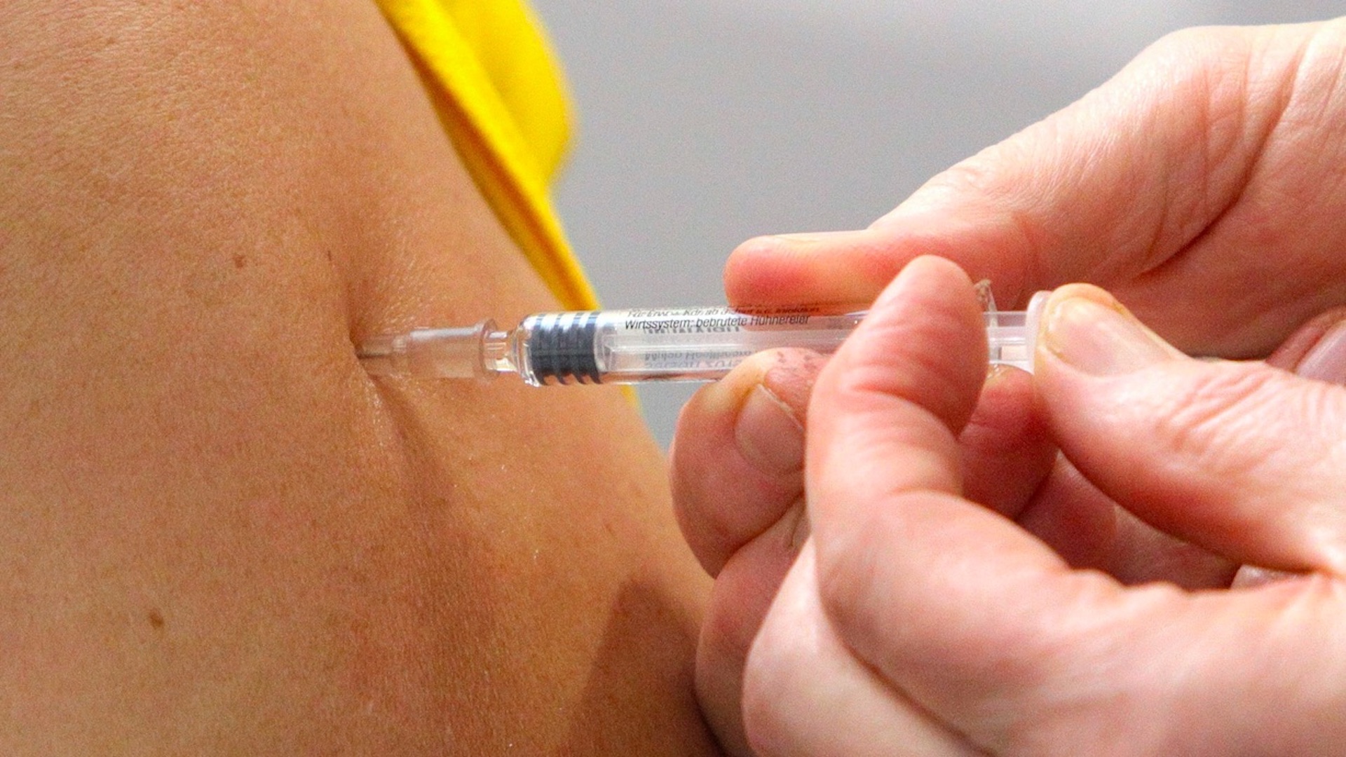 Separan de cargo a director de centro médico por vacunar contra COVID-19 a familiares