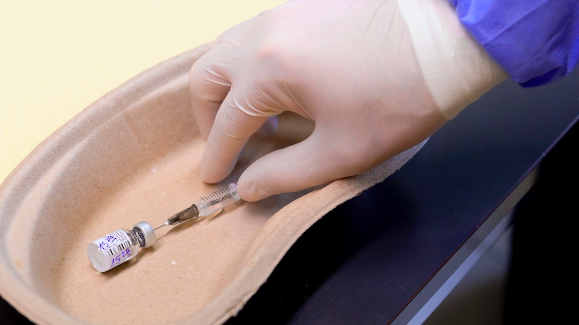 Hospitales de Nueva York afrontarán multas si no agilizan vacunación contra COVID-19, advierte gobernador