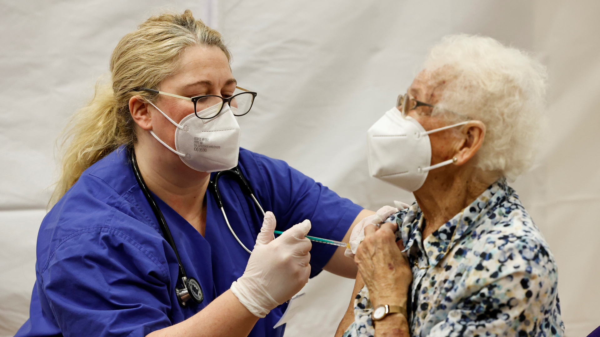 Arranca Europa vacunación contra COVID-19 con ancianos y personal sanitario