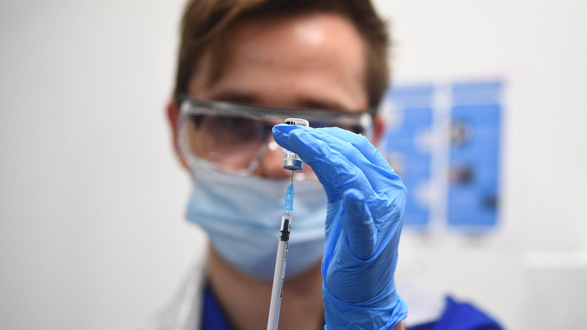 Vacuna no será la ‘fórmula mágica’ contra COVID-19, advierte Agencia Europea del Medicamento