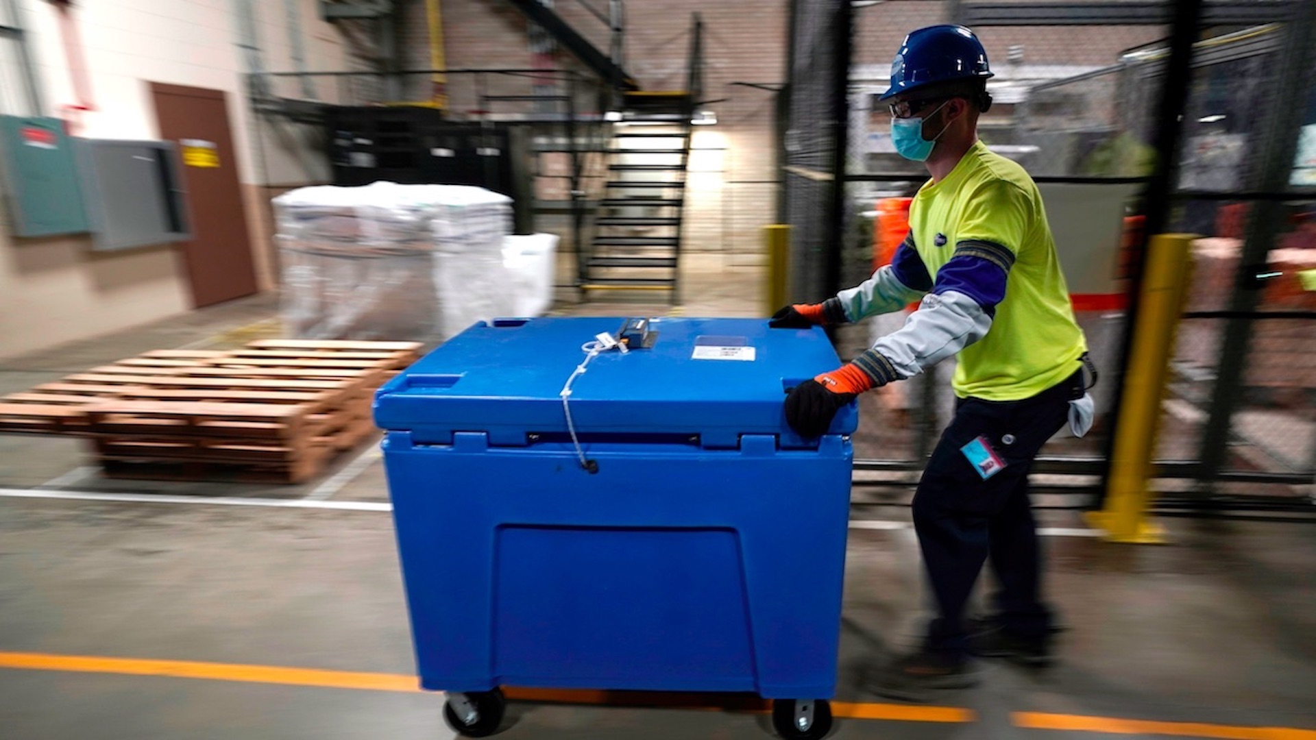 Millones de estadounidenses esperan la vacuna contra el COVID-19 en una operación de precisión militar