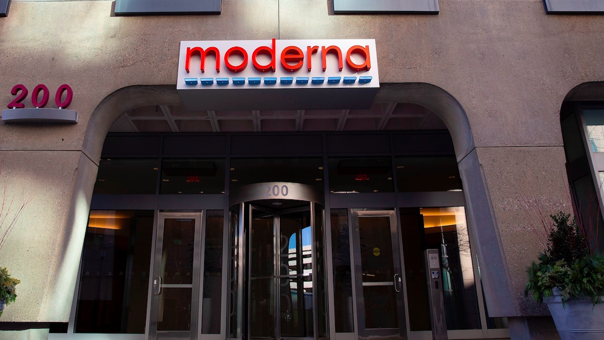 FDA da autorización de emergencia a vacuna contra COVID-19 de Moderna