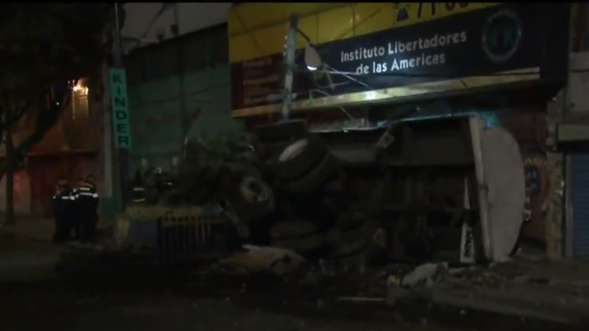 Cierran la Calzada Ignacio Zaragoza por volcadura de pipa