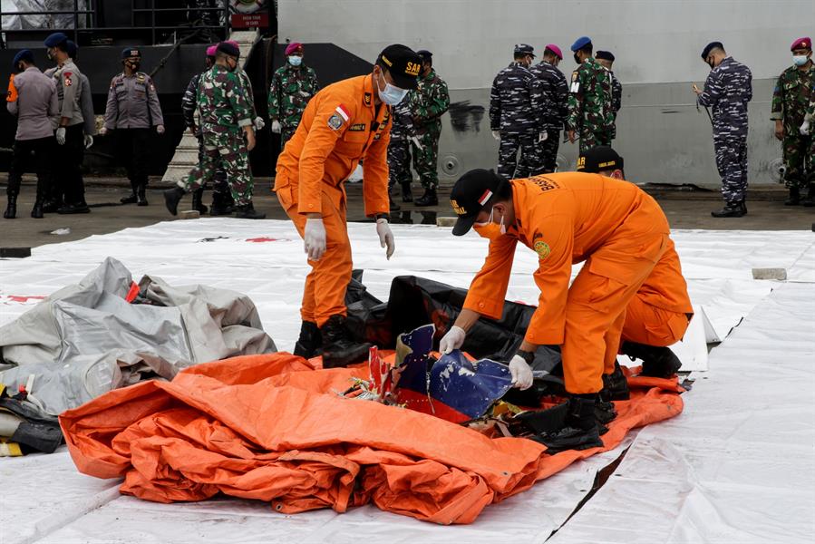 Localizan avión que cayó al mar tras despegar de Indonesia con 62 personas - 05fb5ce1d98c3b2f4b84789cbab3fda4c7458431w