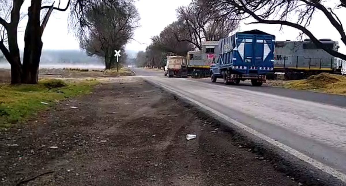 #Video Chofer de camión intenta ganar el paso a tren en Veracruz, termina fuertemente impactado #Video Chofer de camión intenta ganar el paso a tren en Veracruz, termina fuertemente impactado