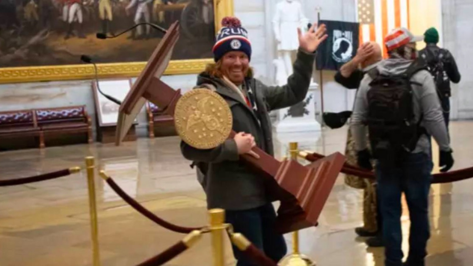 Simpatizante de Trump captado con atril de Nancy Pelosi durante asalto a Capitolio en libertad bajo fianza