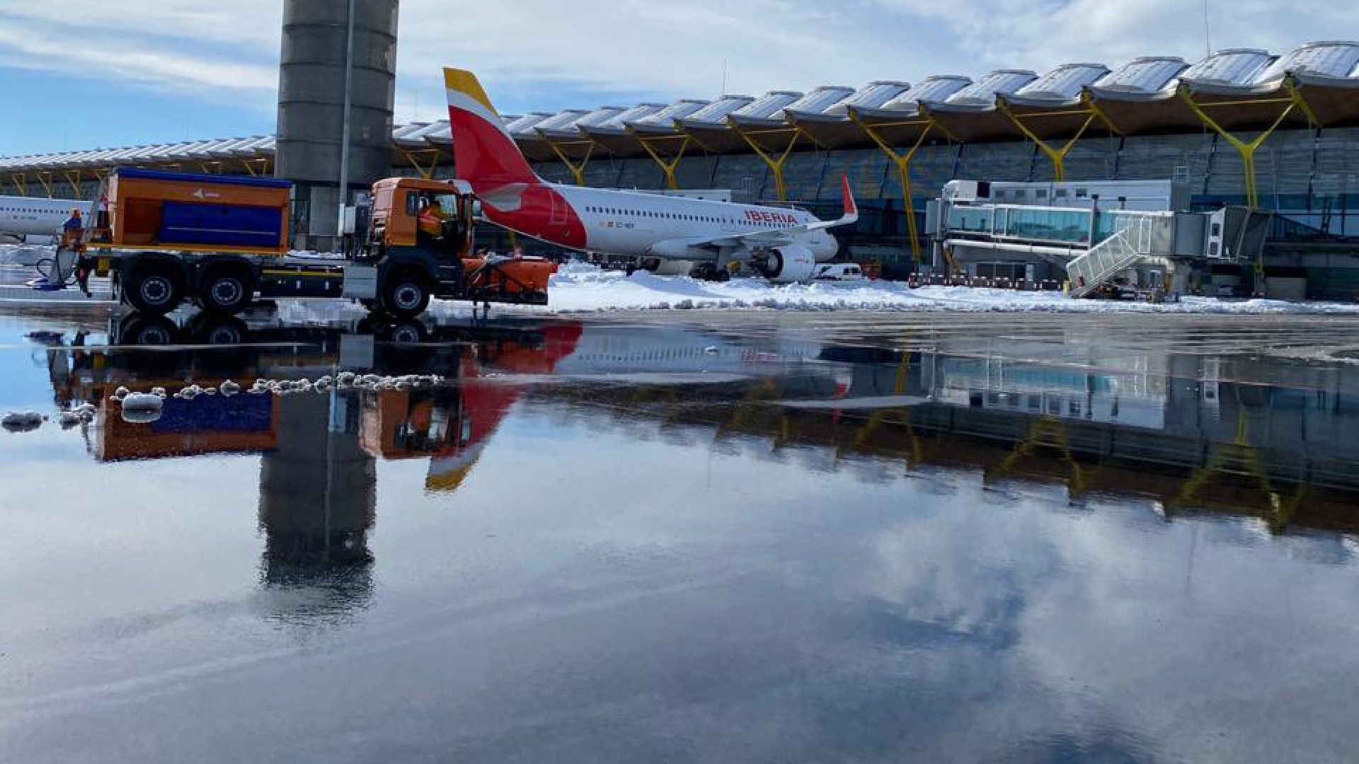 Aeropuerto de Madrid vuelve a operar vuelos a América tras nevada histórica
