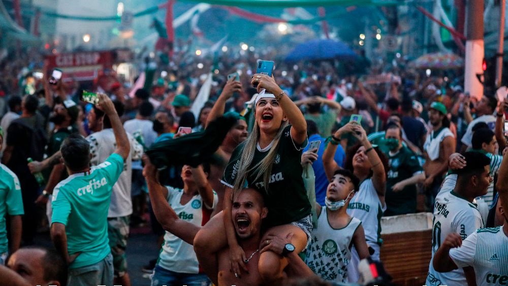 Tras ganar Copa Libertadores, aficionados del Palmeiras ignoran confinamiento y toman calles de Sao Paulo