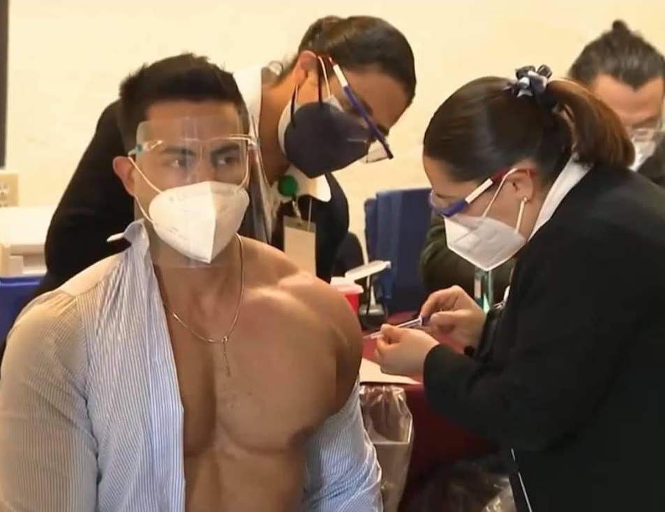 #Video Critican a oftalmólogo por irse de fiesta tras vacunarse contra COVID-19 - alex-silva-al-vacunarse-contra-covid-19