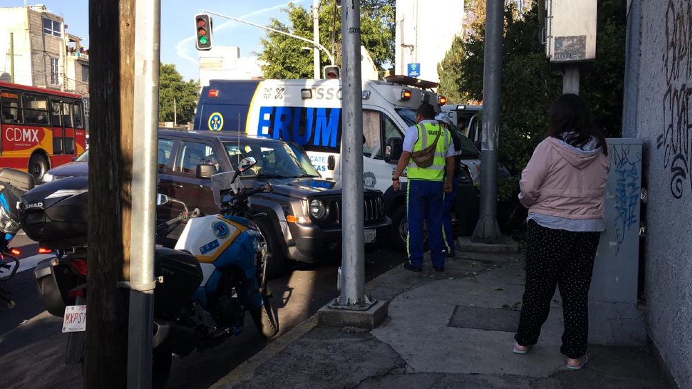 Choque de ambulancia y camioneta deja cuatro heridos en Iztacalco