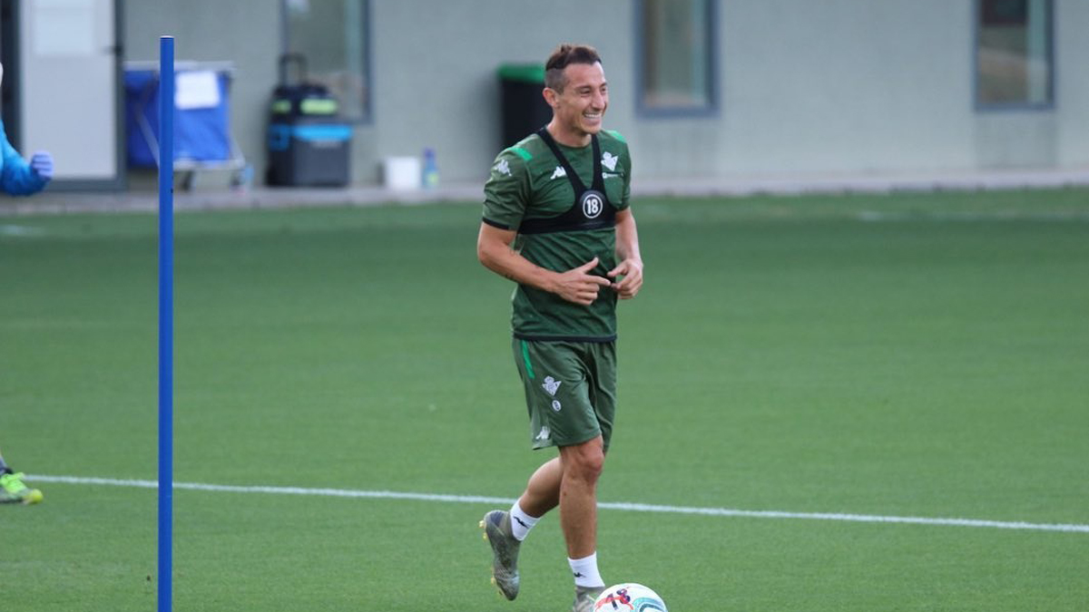 Regresa Andrés Guardado a entrenar con el Betis tras superar COVID-19