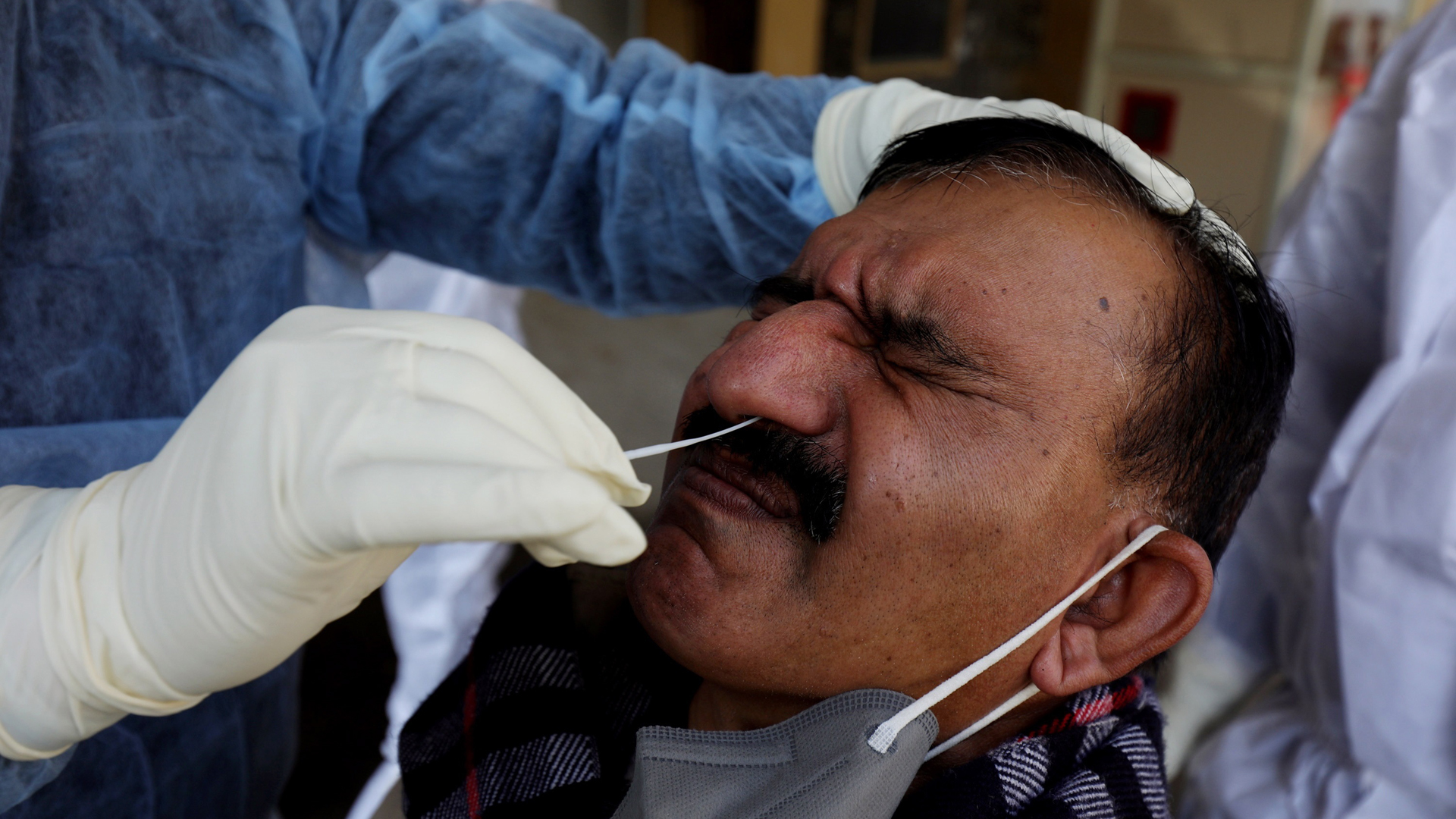 Disminuyen en India muertes diarias por COVID-19; suman 153 mil 847