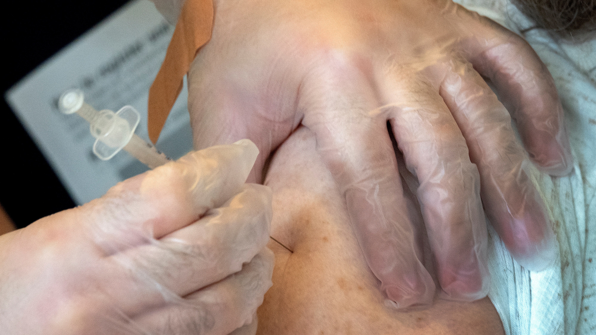 OMS critica que jóvenes sean vacunados antes que adultos mayores contra el COVID-19