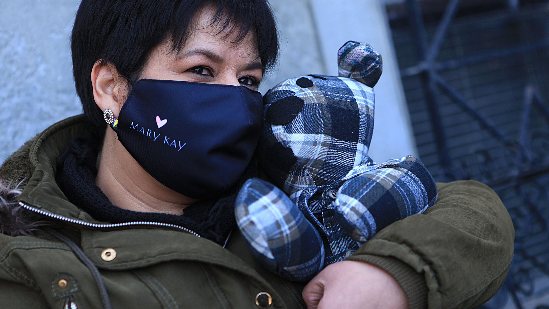 Un peluche con ropa de fallecidos por COVID-19 para soportar el duelo en México