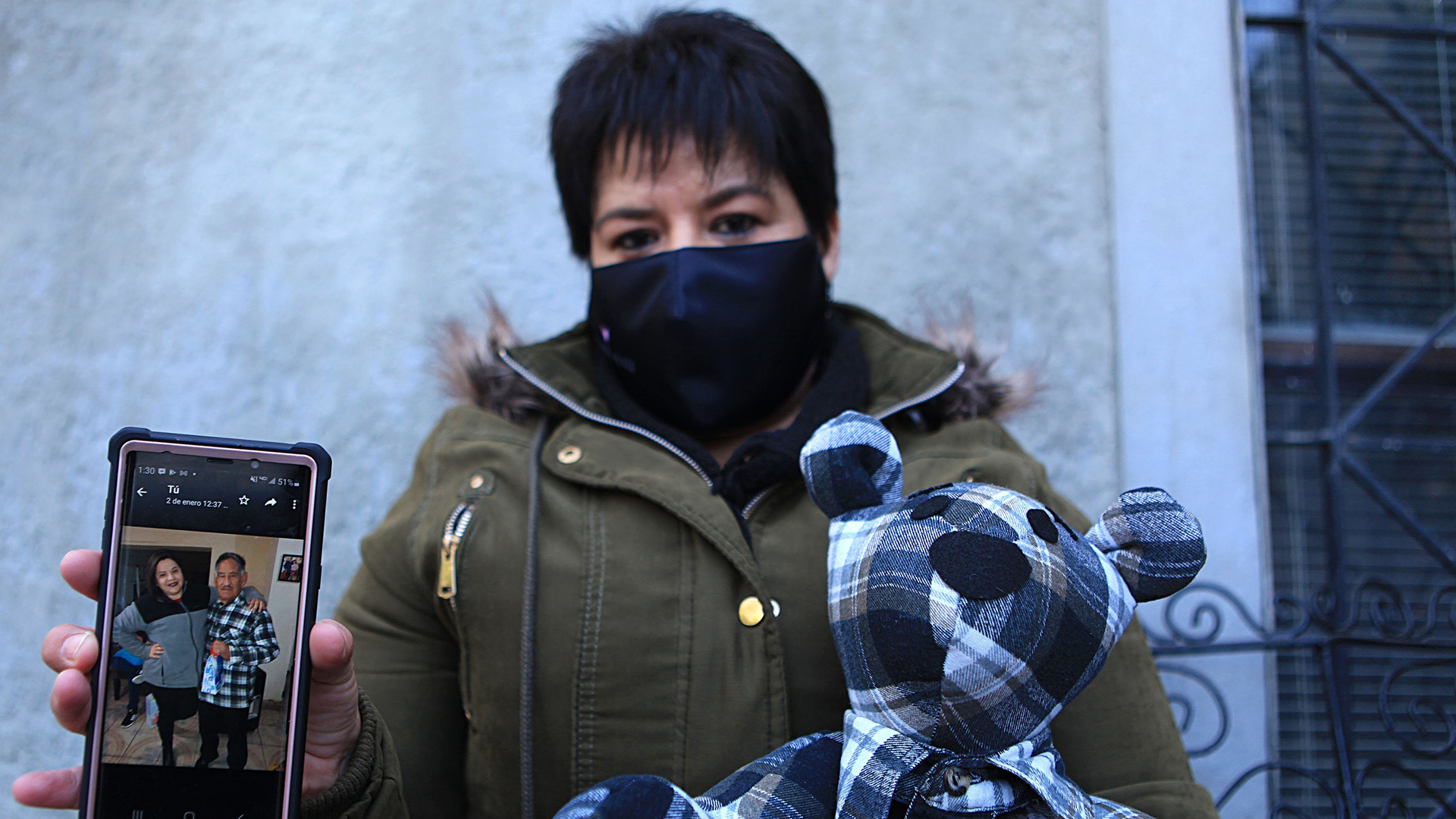 Un peluche con ropa de fallecidos por COVID-19 para soportar el duelo en México - areceli-con-ocho-de-peluche-confeccionado-con-ropa-de-su-padre-fallecido-por-covid-19