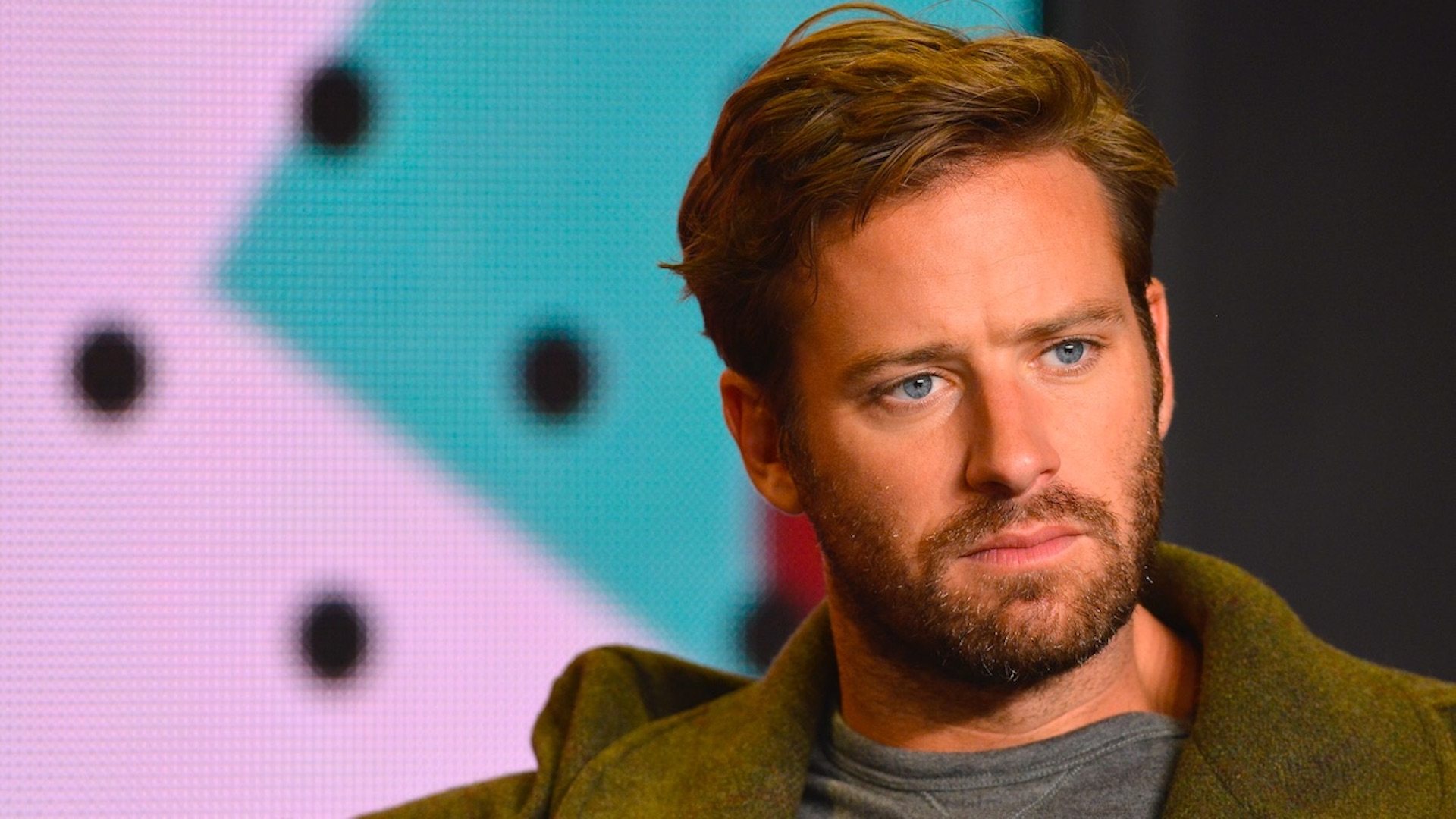 Armie Hammer renuncia a película con Jennifer Lopez tras polémica por filtración de mensajes