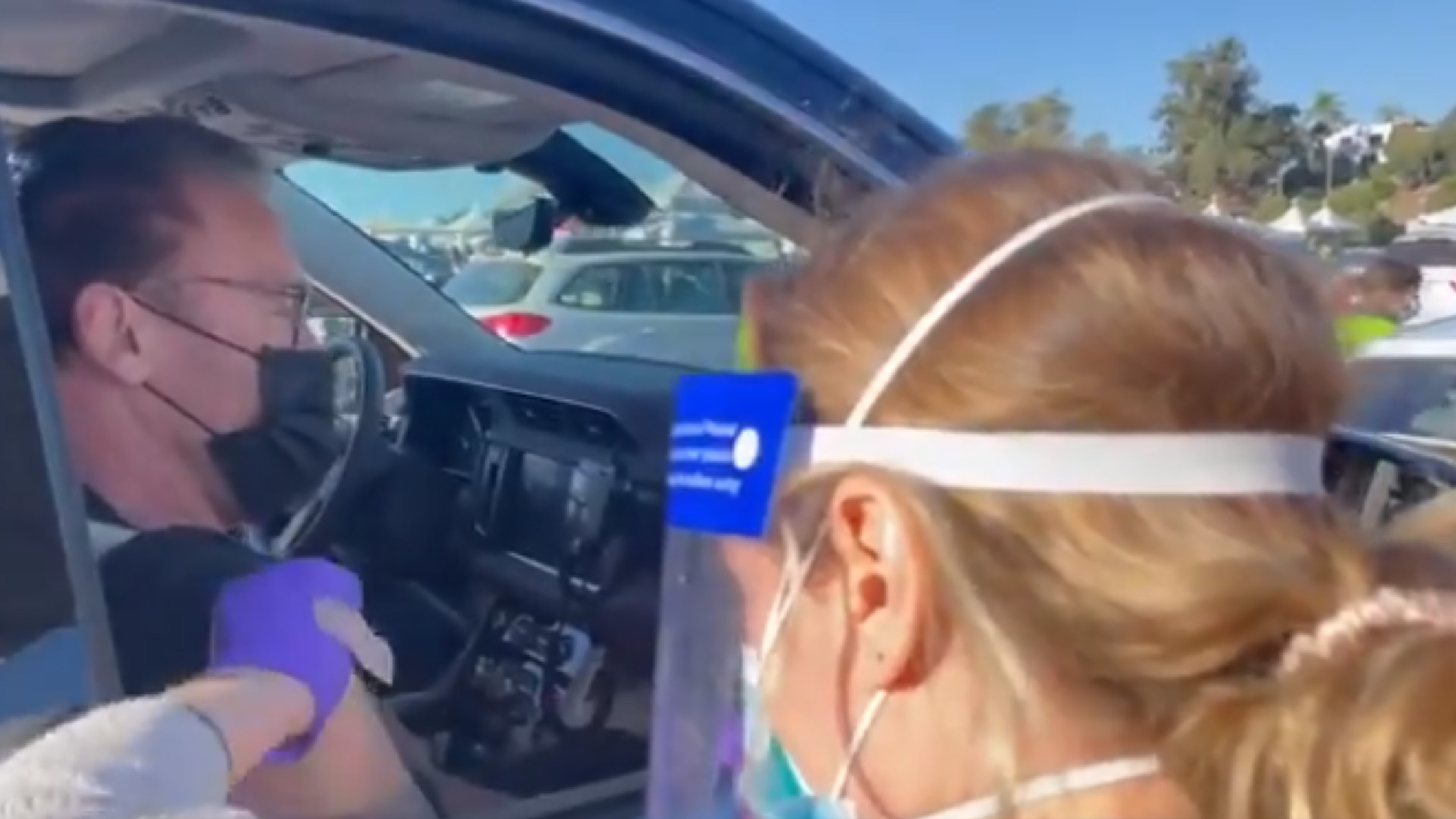 “¡Ven conmigo si quieres vivir!”, dice Arnold Schwarzenegger tras recibir vacuna contra COVID-19