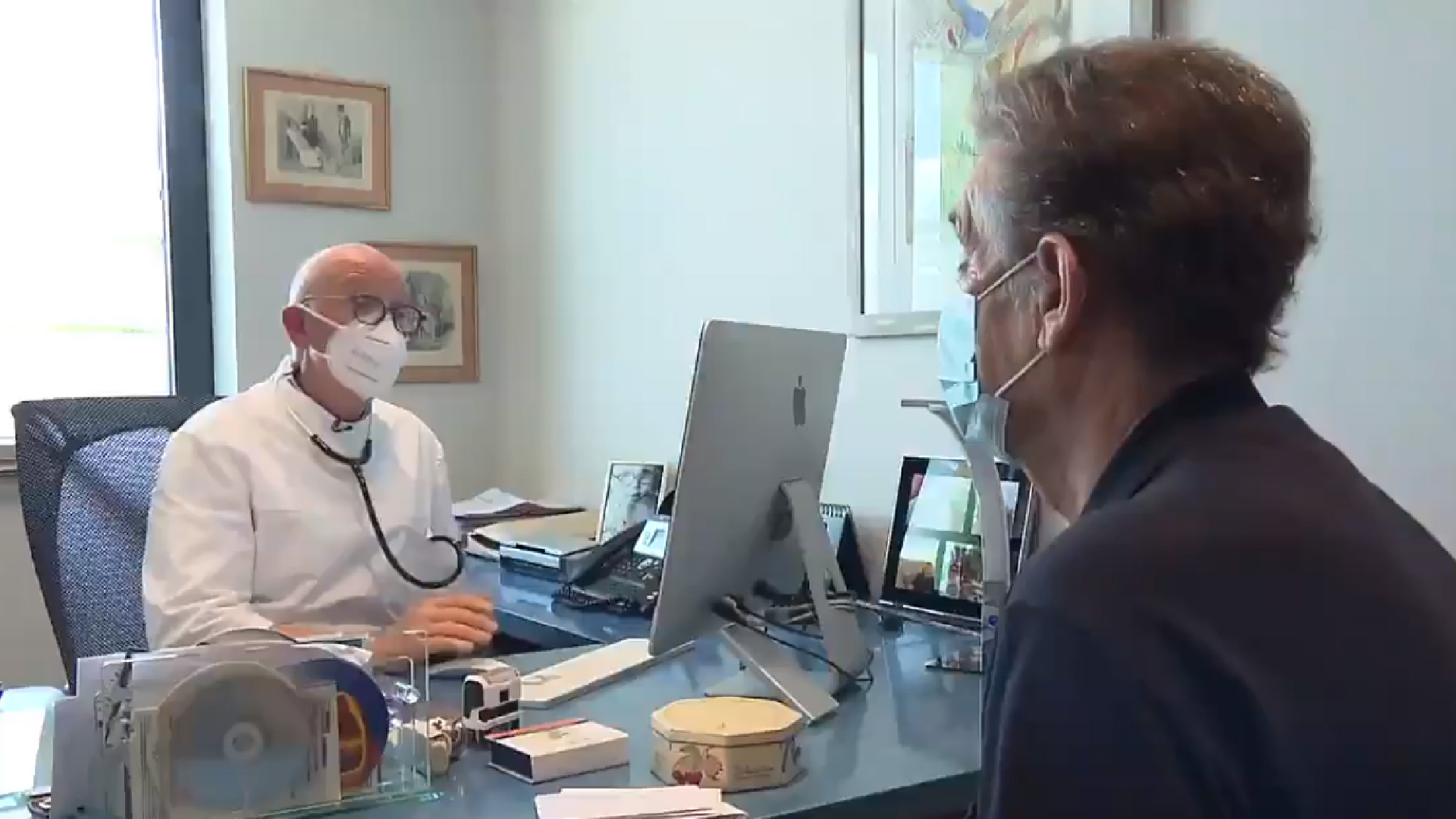 Bajan contagios y muertes por COVID-19 en Francia