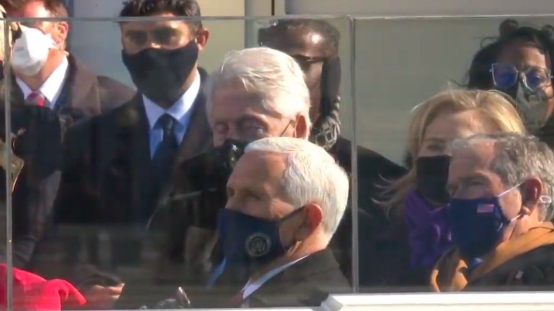 #Video Bill Clinton se duerme durante ceremonia de investidura de Joe Biden