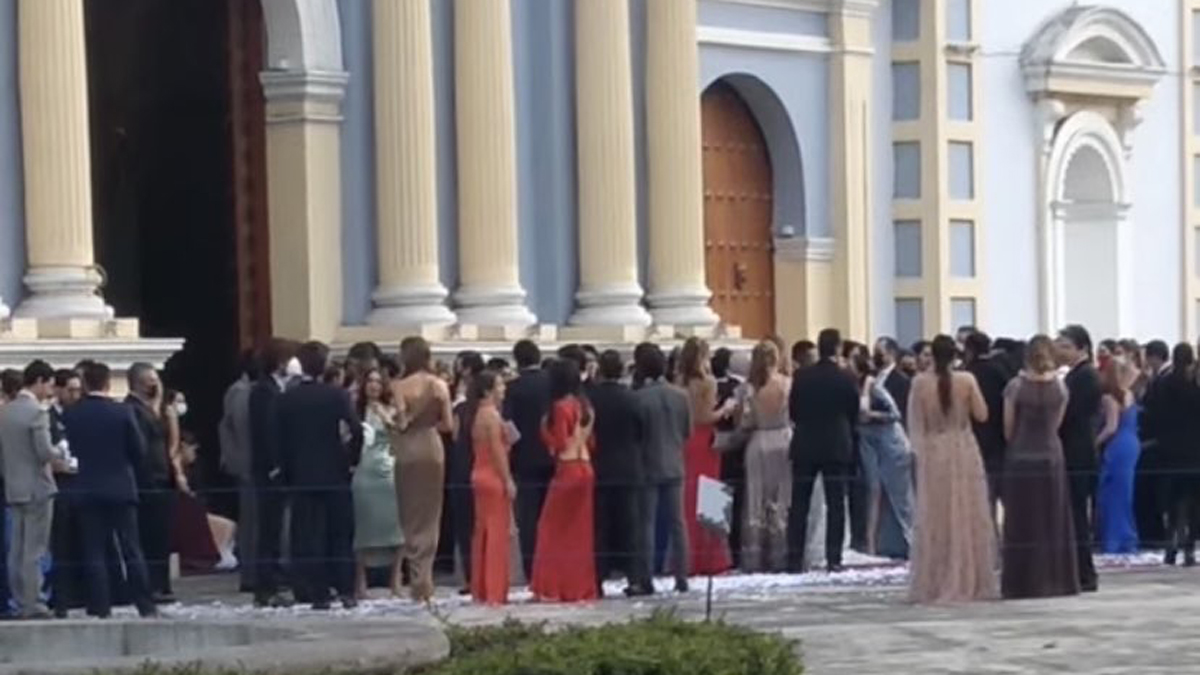 Celebran XV años y boda en Veracruz pese a pandemia