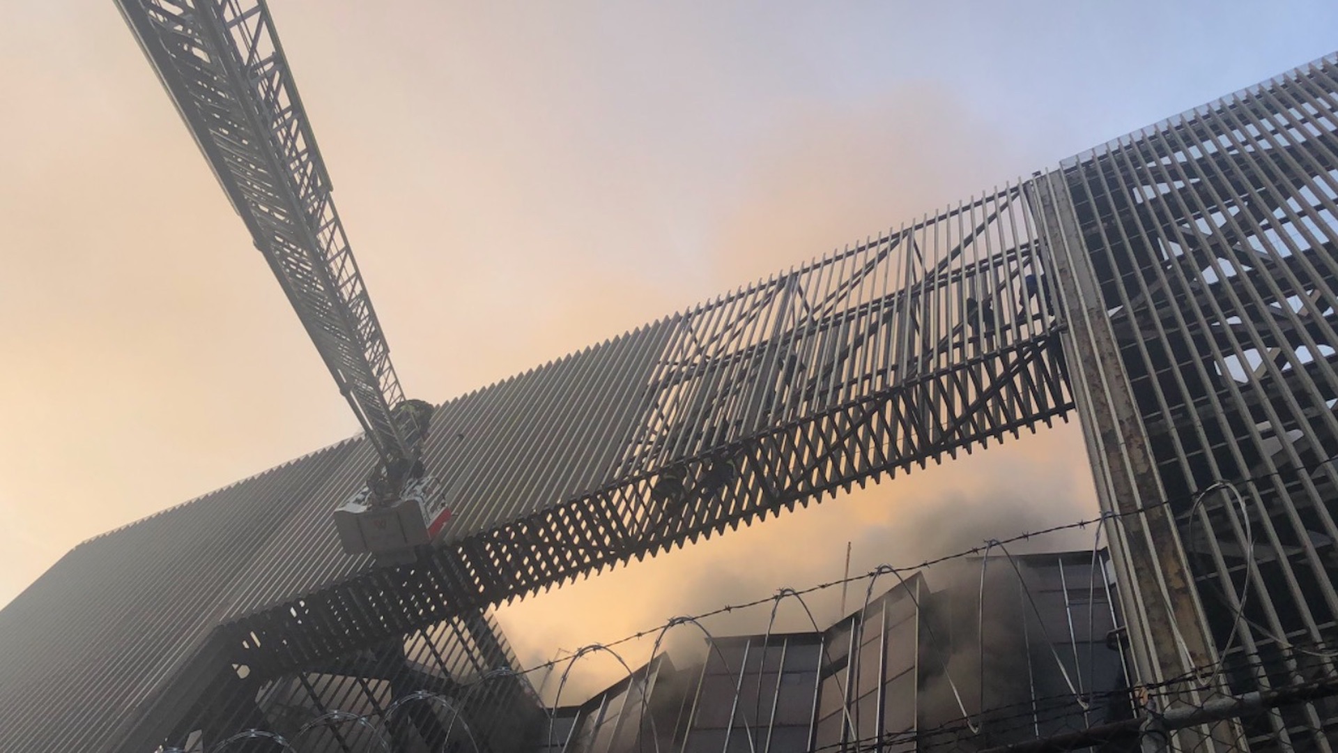 Incendio en subestación eléctrica del Metro deja un muerto y 29 trabajadores intoxicados por humo; suspenden servicio en seis líneas Incendio en subestación eléctrica del Metro deja un muerto y 29 trabajadores intoxicados por humo; suspenden servicio en seis líneas