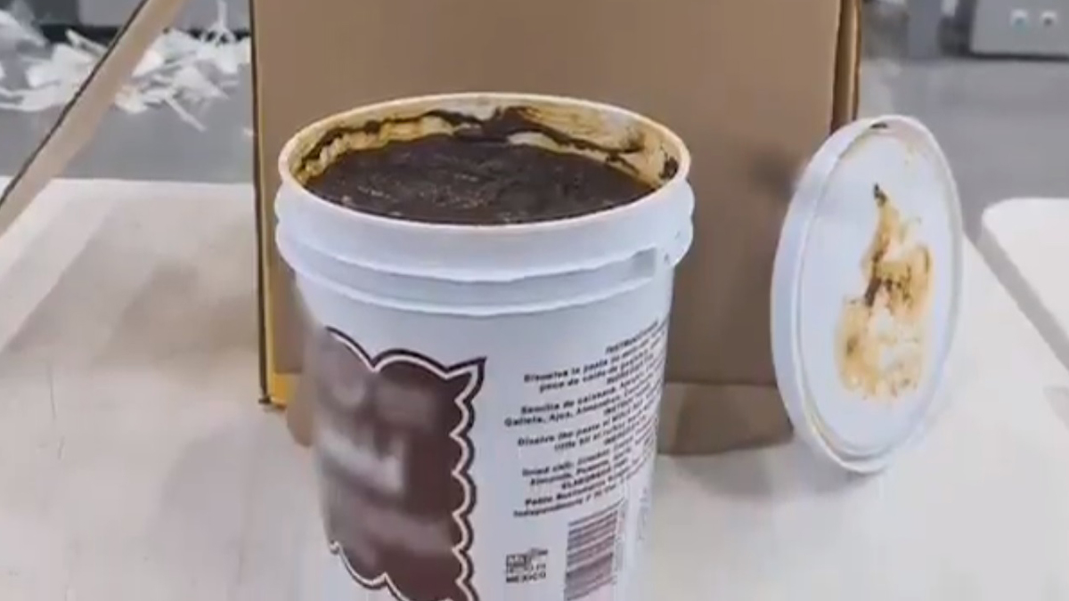 Interceptan en Querétaro envío de metanfetamina empaquetado como mole rojo