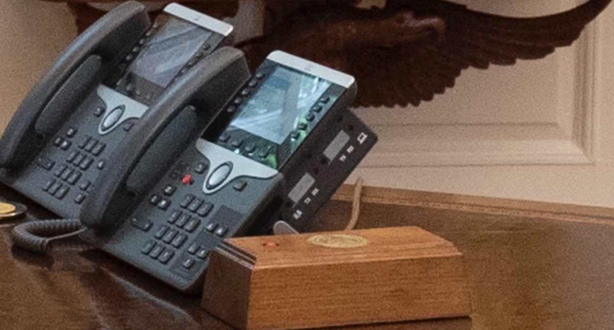 Joe Biden retira del Despacho Oval misterioso botón rojo que dejó Trump - boton-rojo-donald-trump