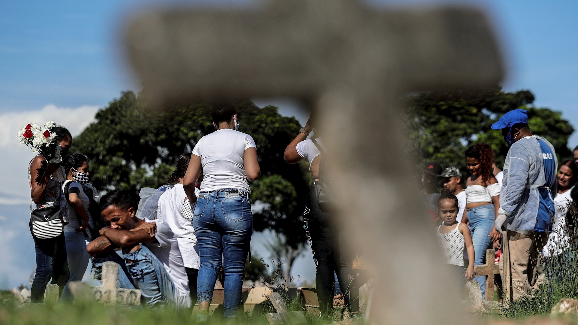 Brasil rebasa los 200 mil muertos por COVID-19