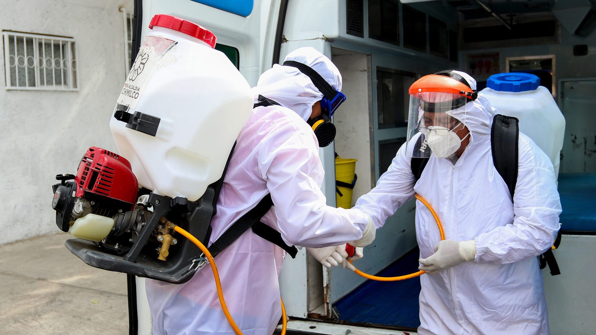 Brigadista sanitario desinfecta barrios en México tras sobrevivir al COVID-19