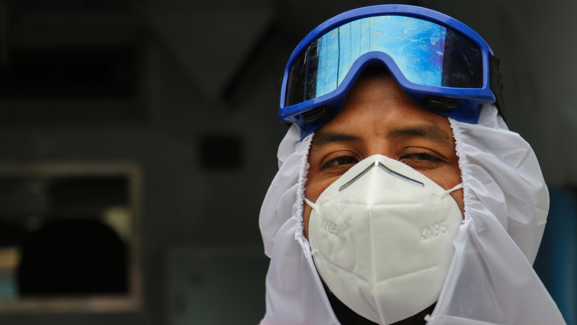 Brigadista sanitario desinfecta barrios en México tras sobrevivir al COVID-19 - brigadista