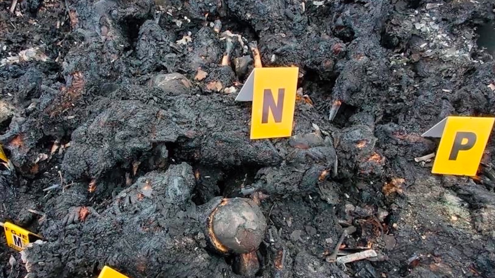 Autoridades de Tamaulipas toman muestras de ADN de los 19 cuerpos calcinados para identificarlos