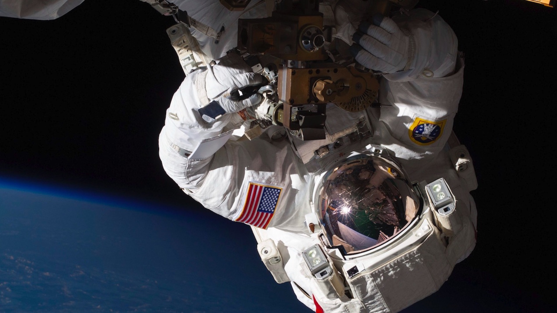 #Video Astronautas salen de la Estación Espacial Internacional para instalar cables y una antena #Video Astronautas salen de la Estación Espacial Internacional para instalar cables y una antena