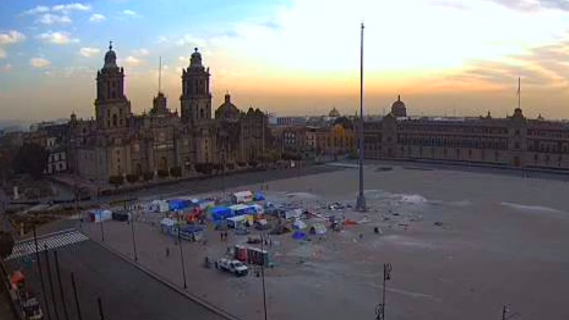 #Video Retiran 150 casas de campaña de FRENAAA de la plancha del Zócalo