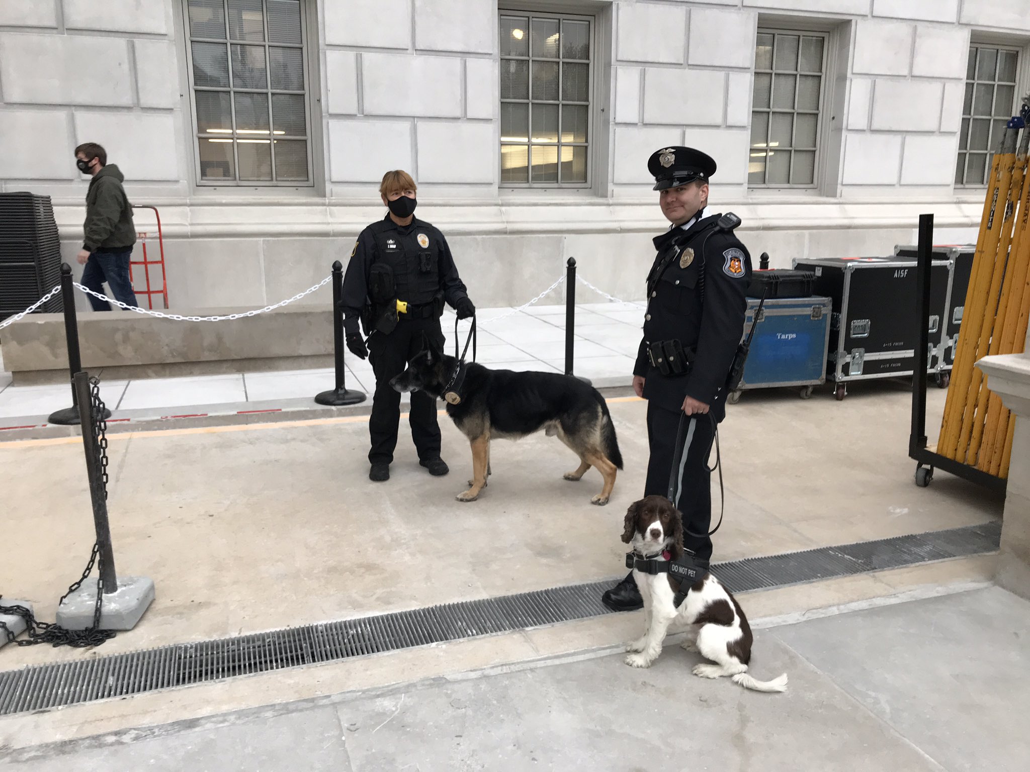 EE.UU. supera sin incidentes domingo lleno de tensión por expectativa de protestas armadas - capitolio-dos