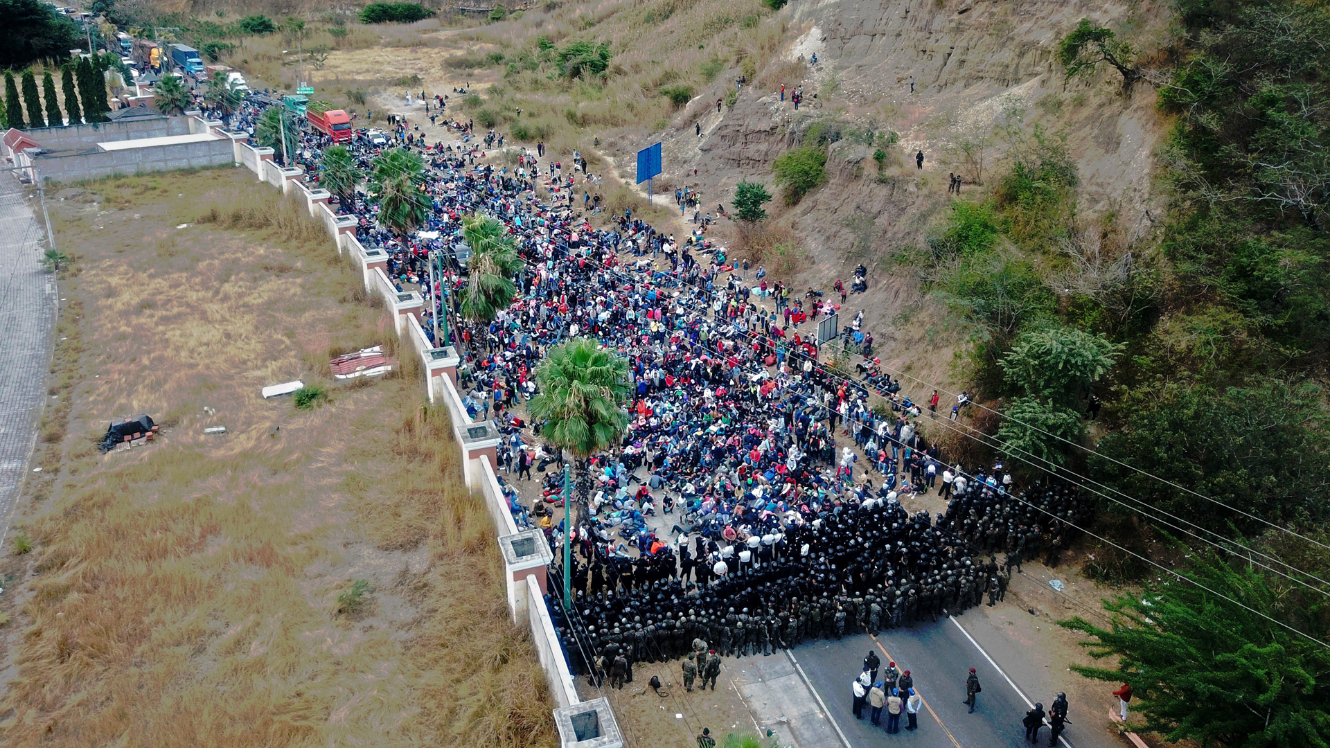 Autoridades de Guatemala frenan con violencia caravana migrante hondureña - caravana-de-hondurenos-detenida-en-carretera-de-guatemala