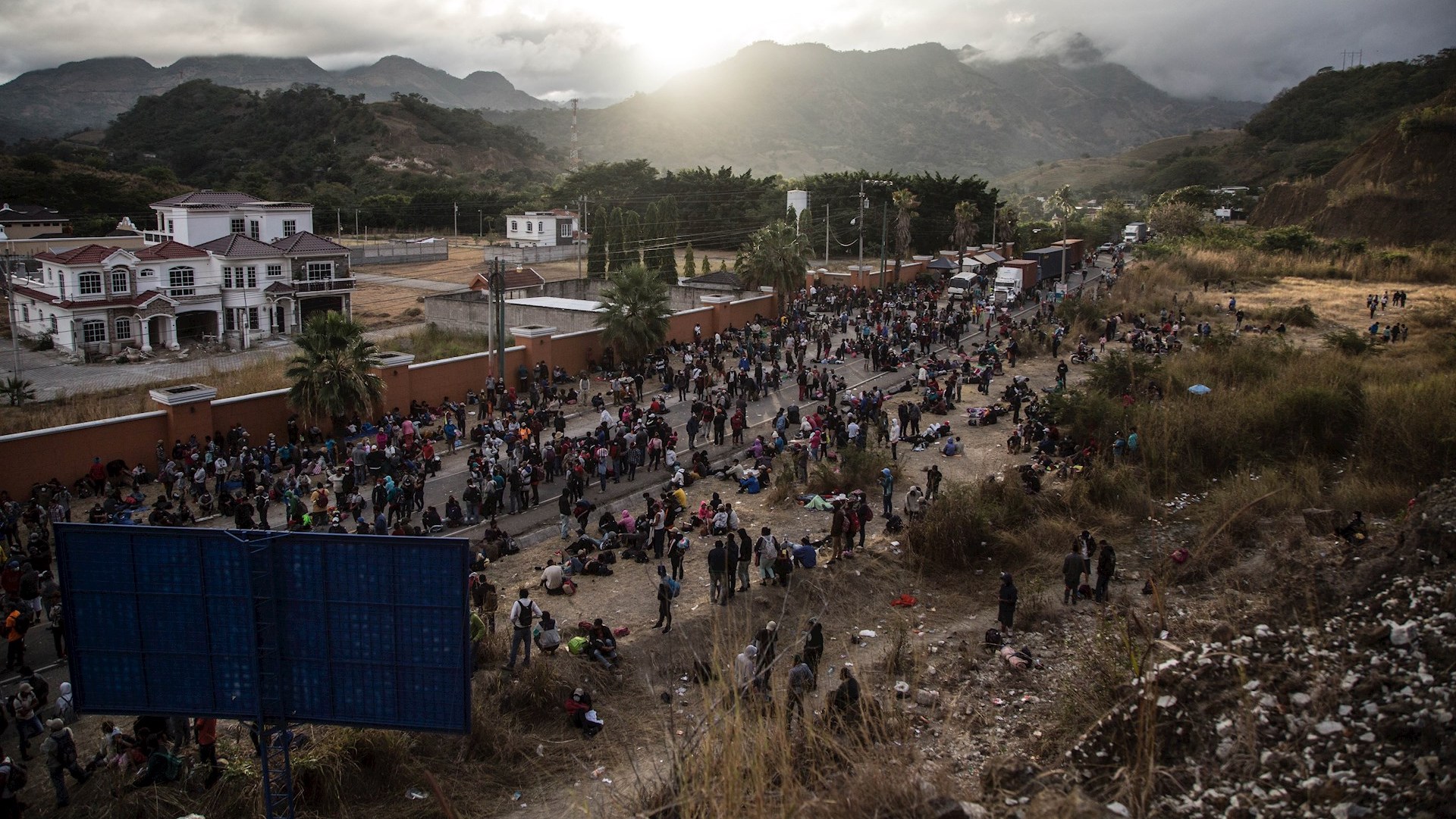 "Tenemos futuro compartido": EE.UU. busca combatir la corrupción en Centroamérica para atajar la migración - caravana-migrante-1