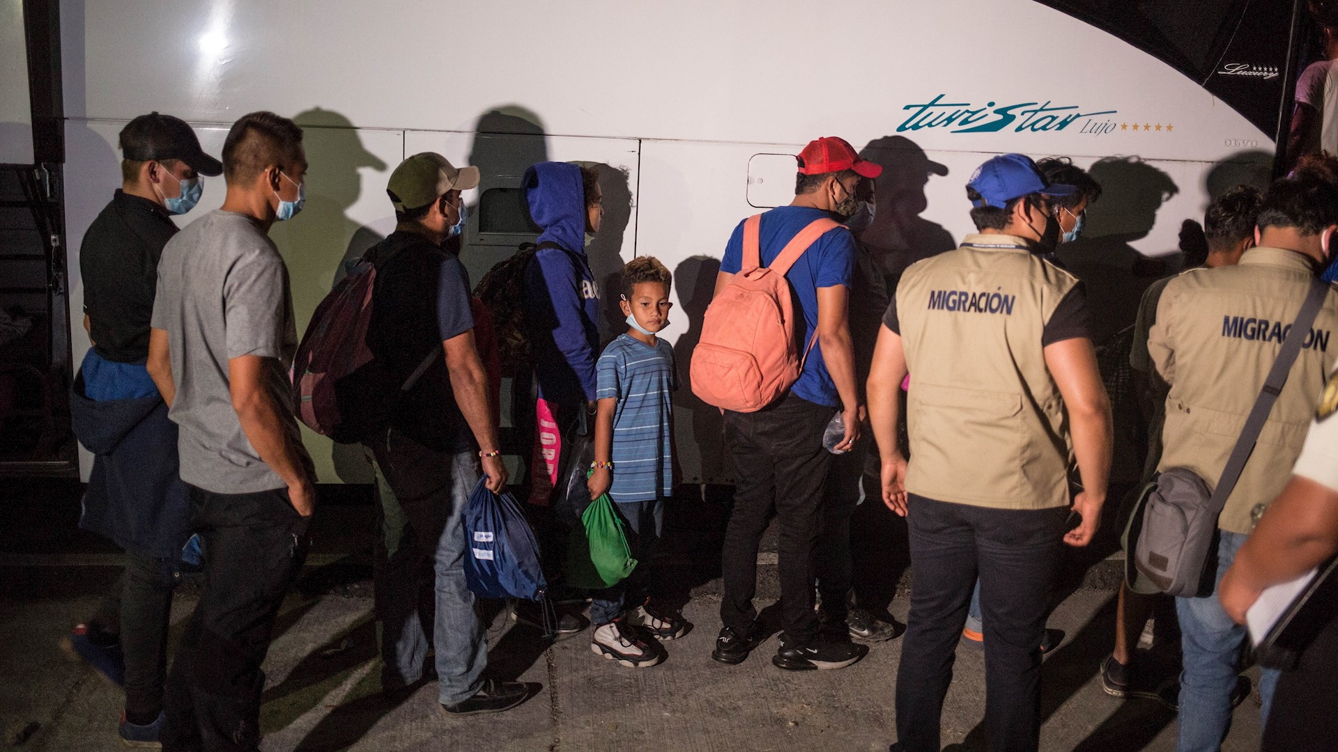 Caravana migrante hondureña permanece varada en el este de Guatemala