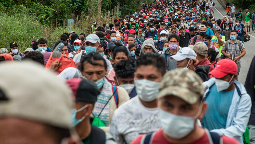 Caravana migrante hondureña esquiva obstáculos y camina con rumbo a EE.UU.